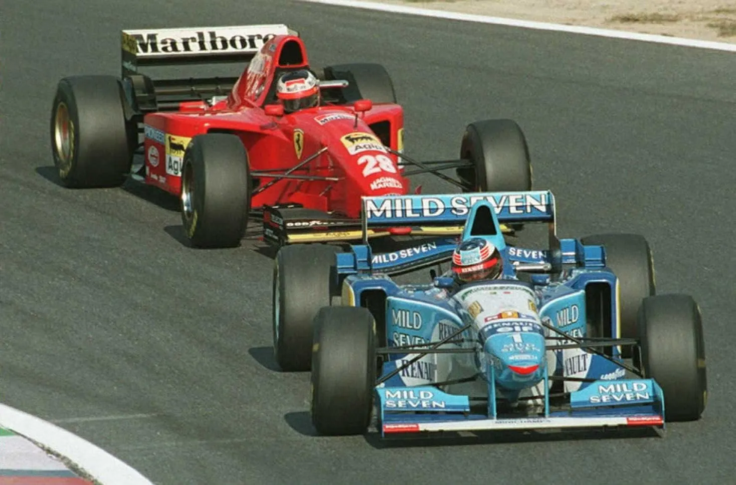 Michael Schumacher na frente de Gerhard Berger durante o GP do Pacífico de 1995