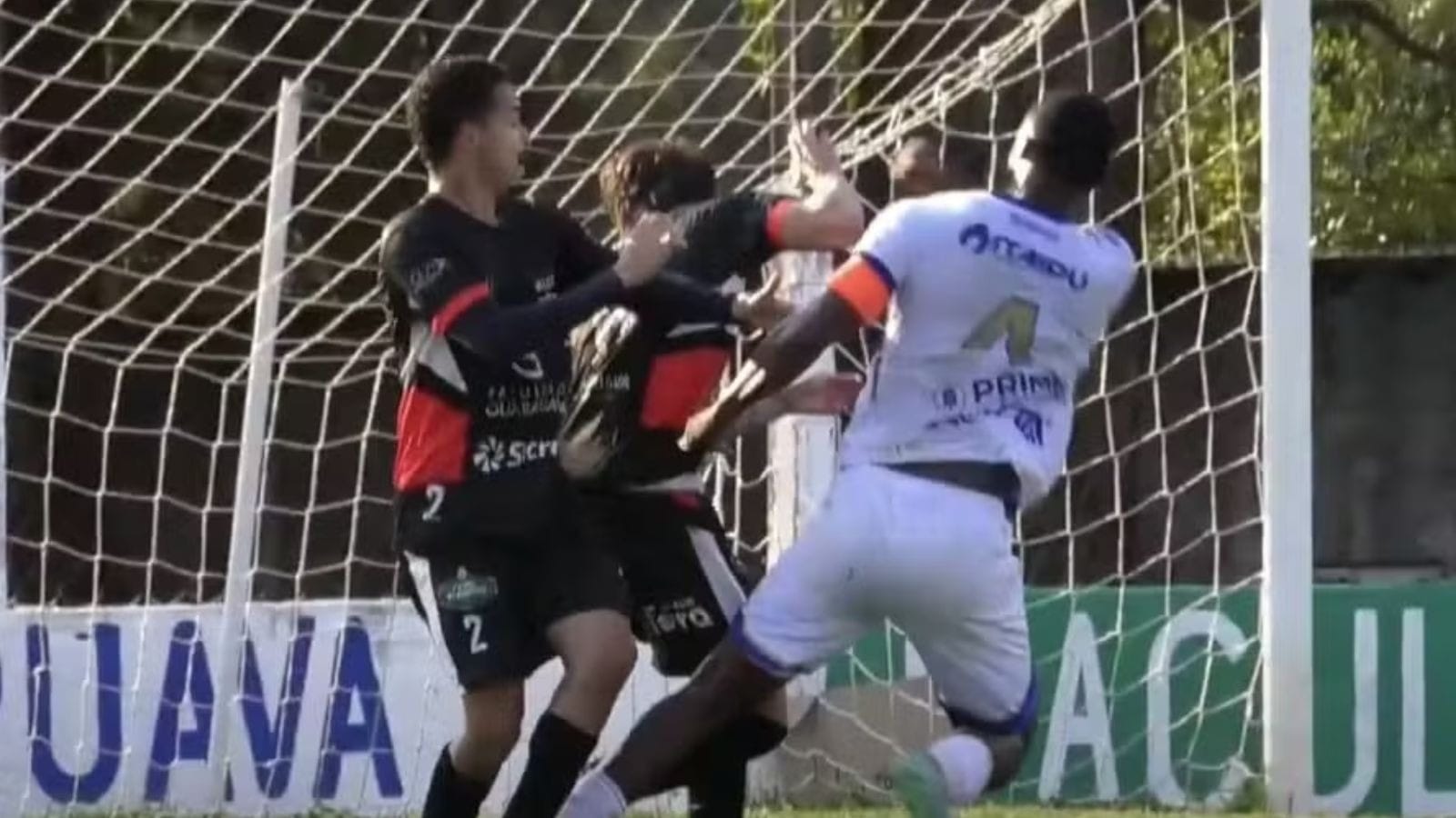 Vítima de racismo, jogador recebe punição maior que a do agressor no Paraná