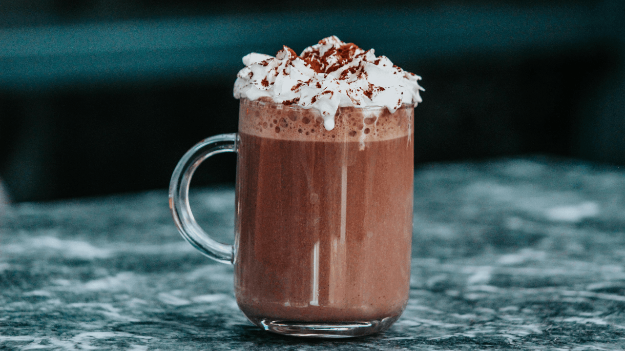 Com truques simples e cheio de sabor, tente fazer em casa um chocolate quente cremoso