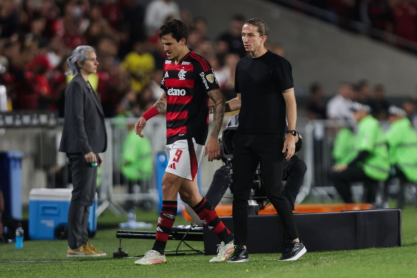 Atacante Pedro, do Flamengo, tem fratura no braço e pode ficar um mês imobilizado