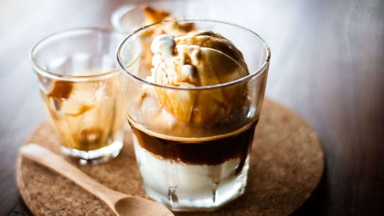 Saiba criar em casa um affogato de chocolate com café de dar água na boca