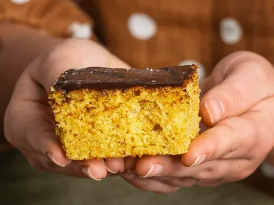 Qual o segredo para não solar o bolo de cenoura? Aqui o segredo para uma massa fofinha