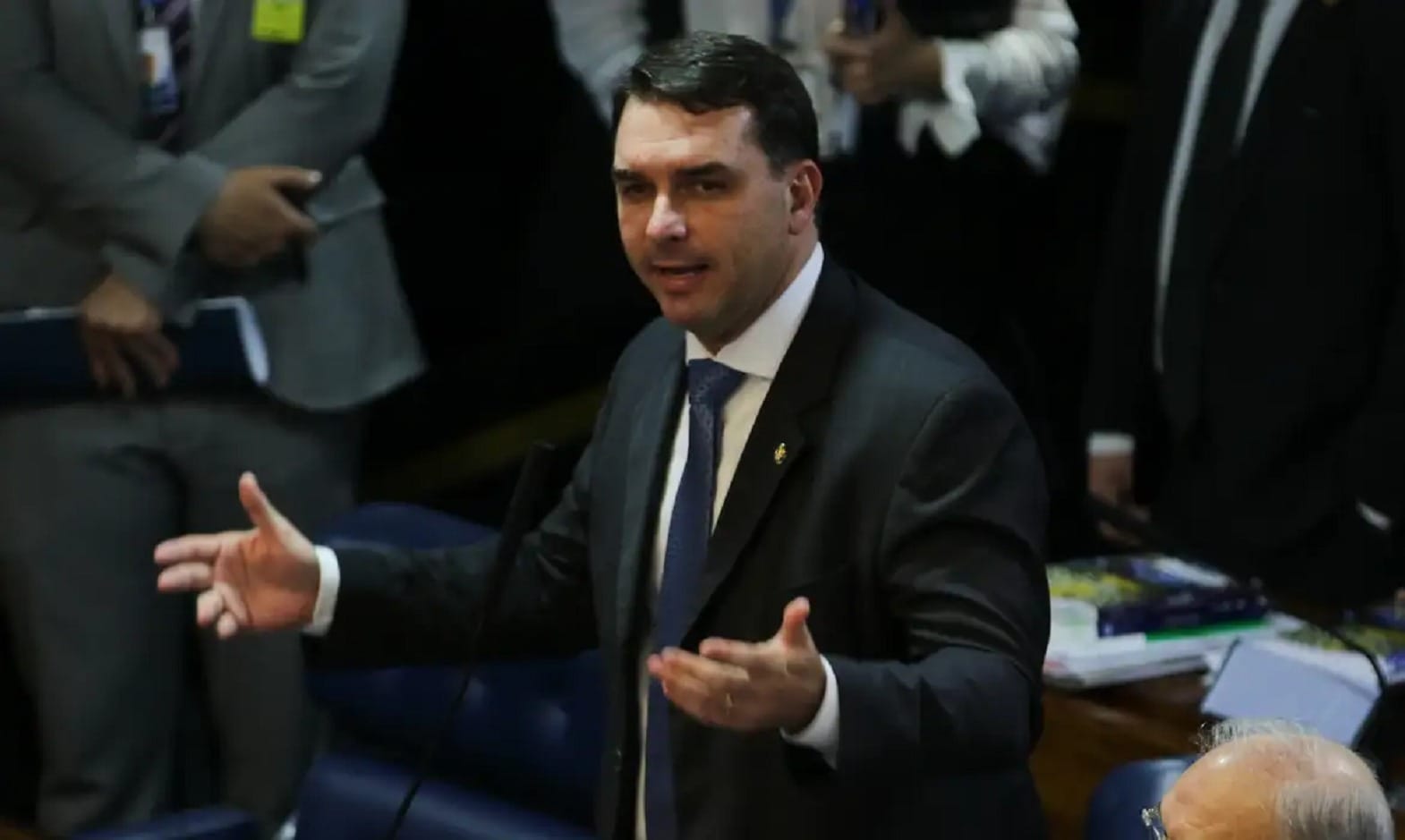 Flávio Bolsonaro pode oferecer chapa ao PSD após desistência de Ratinho Jr.