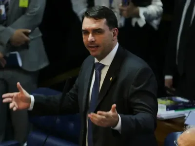 Flávio Bolsonaro pode oferecer chapa ao PSD após desistência de Ratinho Jr.