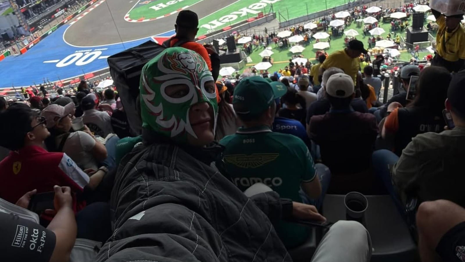 George Russell se disfarça e acompanha treino livre do GP do México do meio das arquibancadas
