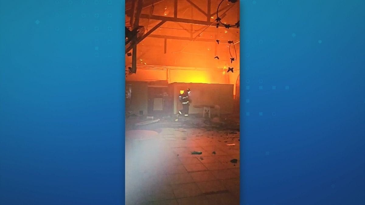 Vídeo incêndio de grandes proporções atinge galpão no Brás, em SP — free download