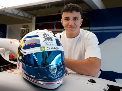 Isack Hadjar usa capacete em homenagem a Alain Prost no GP do México