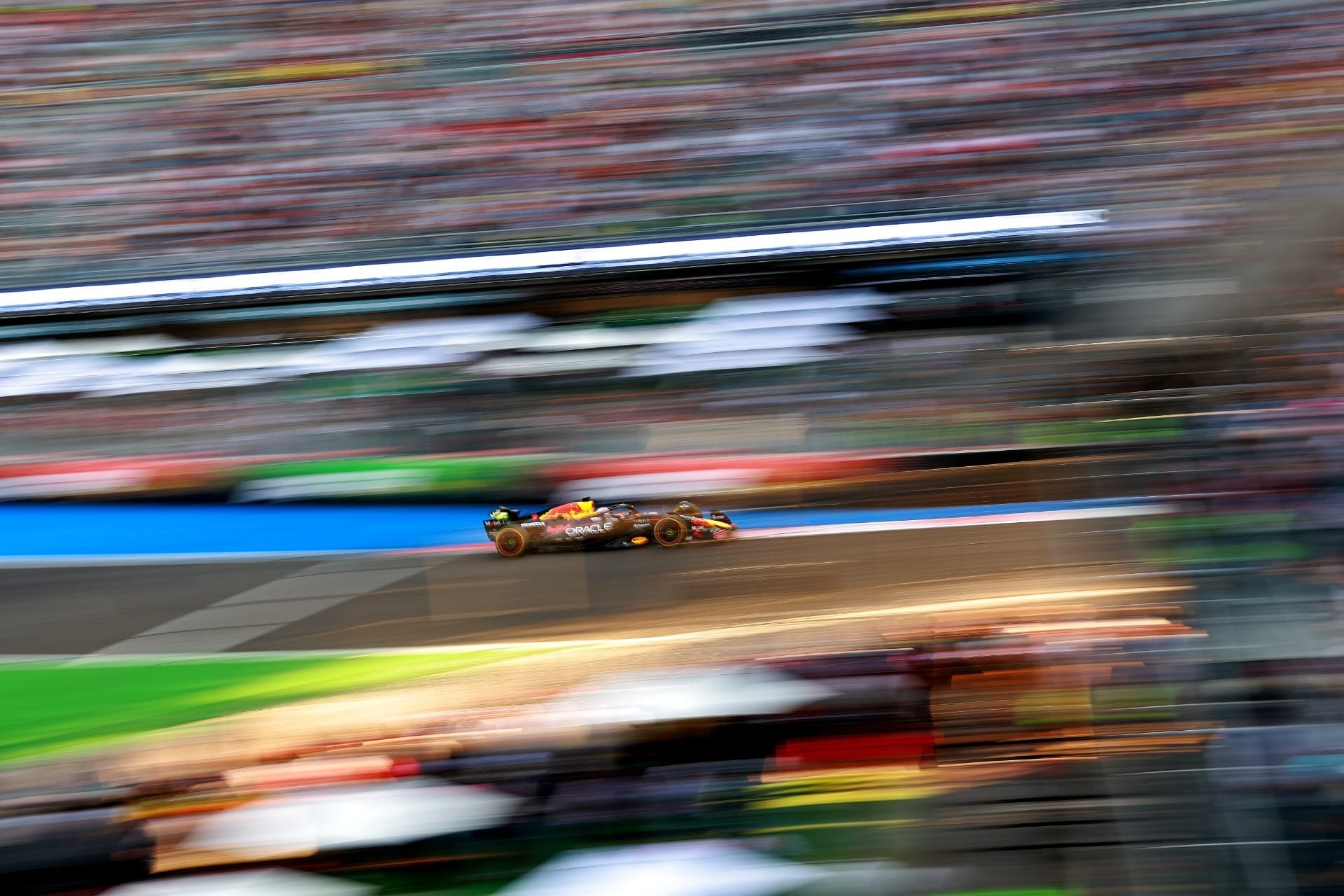 Verstappen bate Leclerc e lidera 2º treino livre no México; Bortoleto é 15º