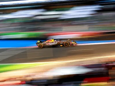 Verstappen bate Leclerc e lidera 2º treino livre no México; Bortoleto é 15º