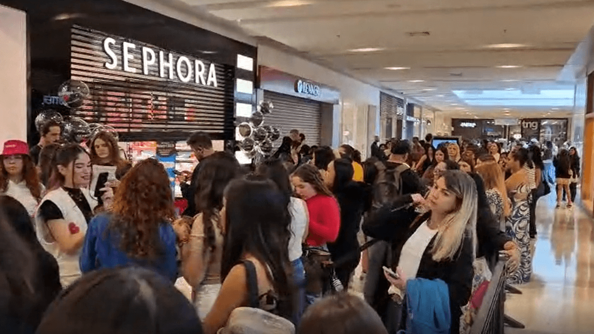 VÍDEO: Moradores de São José dos Campos fazem fila em shopping para inauguração da loja Sephora