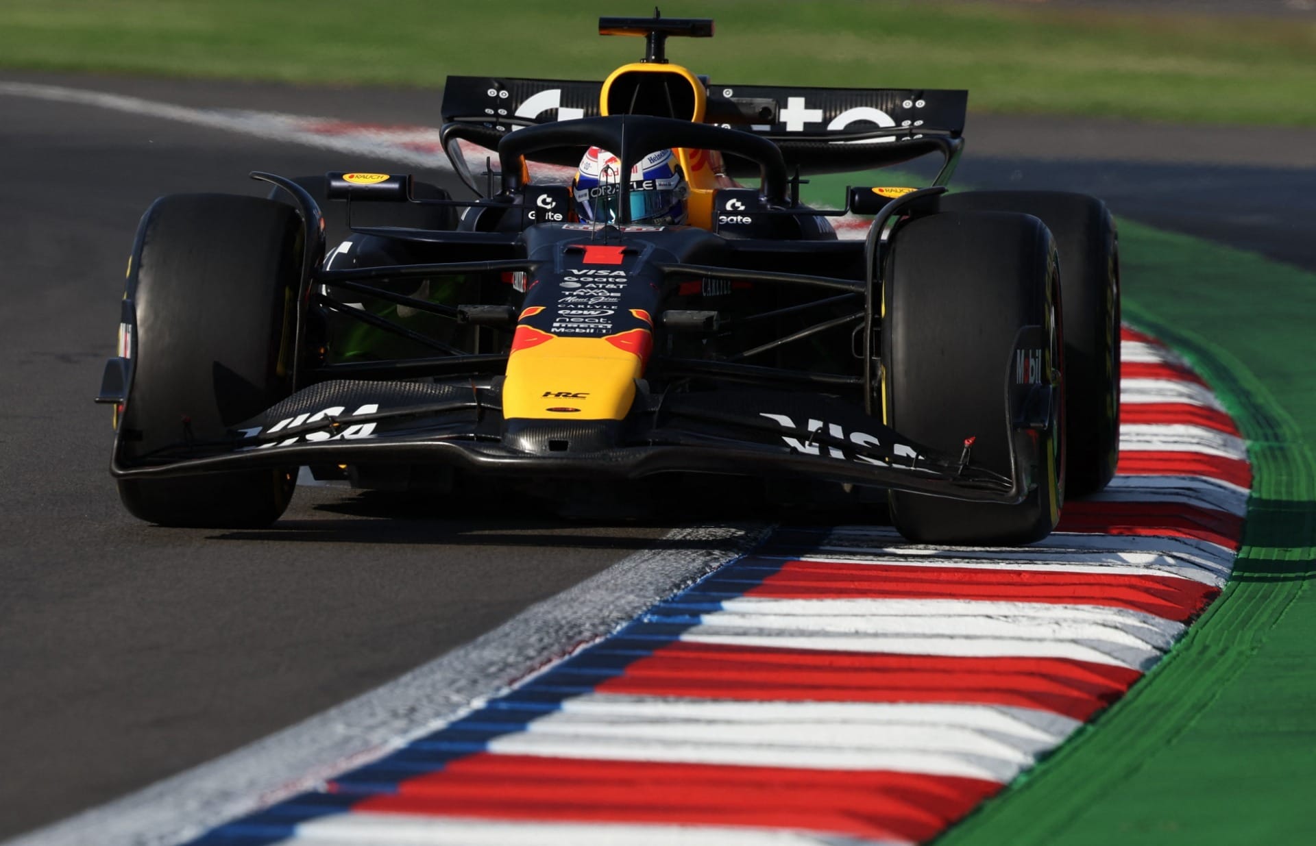 Verstappen reclama de balanço do carro após liderar TL2 no México: "Não se ganha corrida assim"