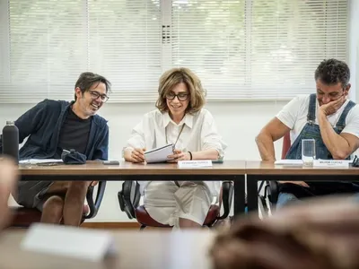 Fernanda Torres mostra preparação para novo filme, 'Os Corretores'