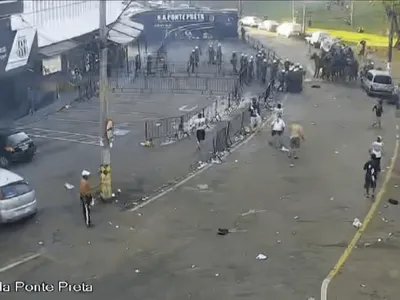 Sem ingresso, torcedores da Ponte Preta tentam entrar em estádio e causam confusão
