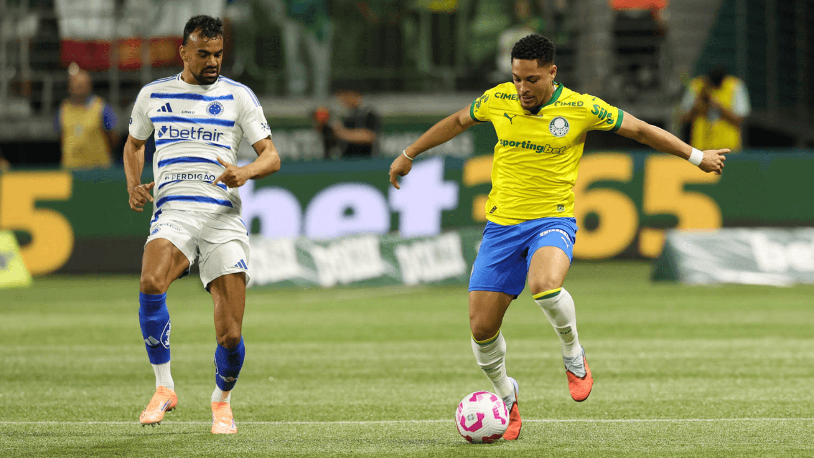 Com polêmica de arbitragem, Palmeiras e Cruzeiro ficam no empate pelo Brasileirão