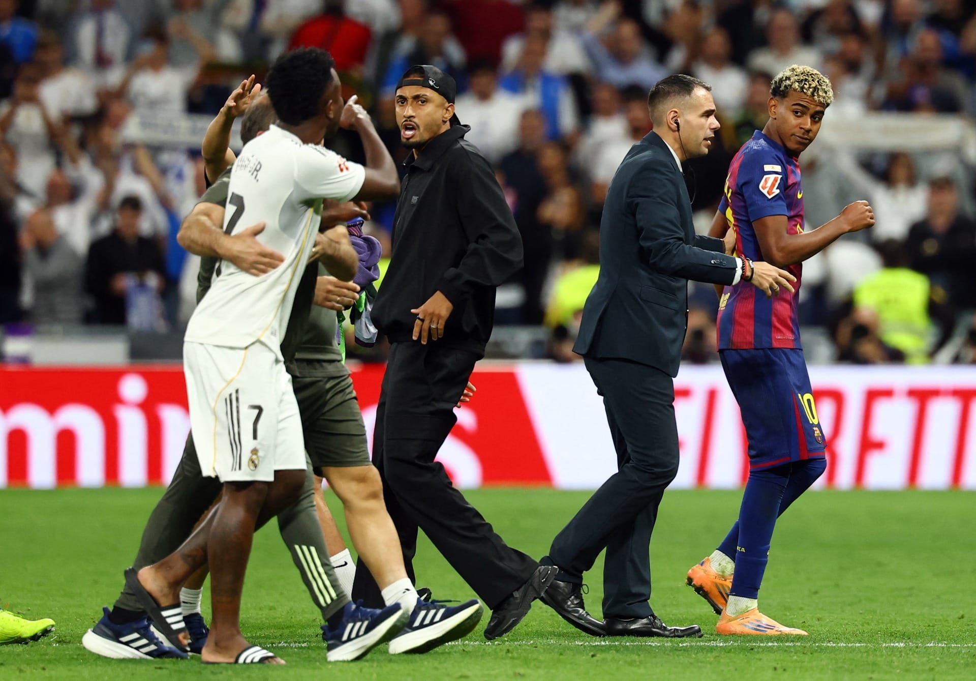 Vini Jr. se revolta após ser substituído em Real x Barcelona: 'Vai tomar no c...'