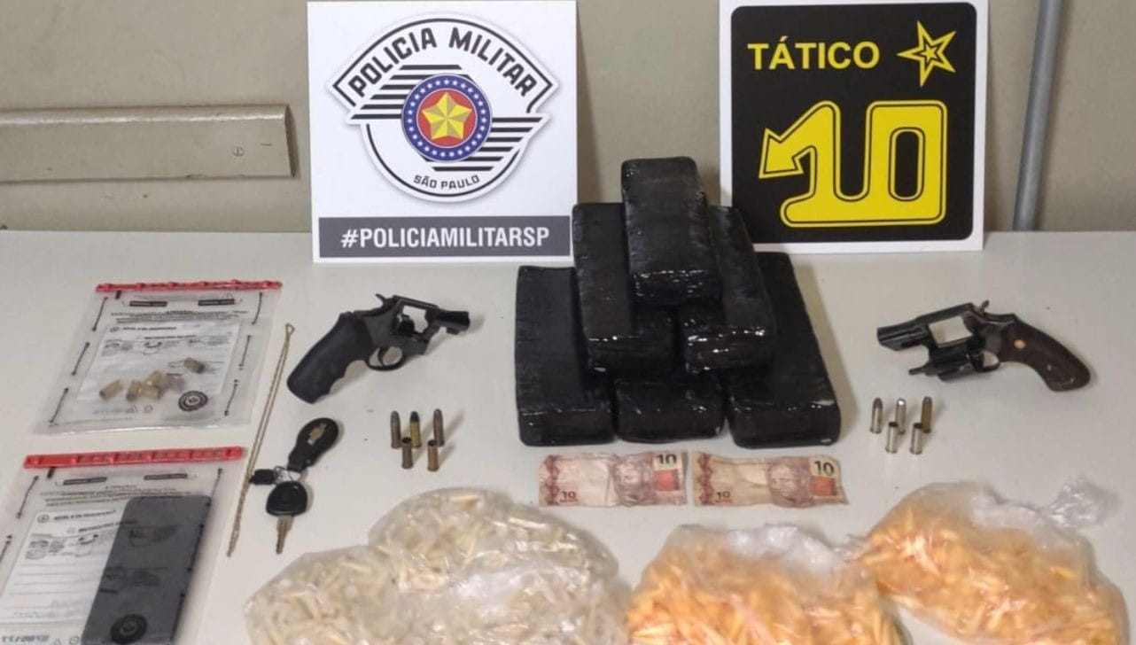 Os suspeitos estavam armados e, no carro deles, foram encontradas drogas (Divulgação/PM)