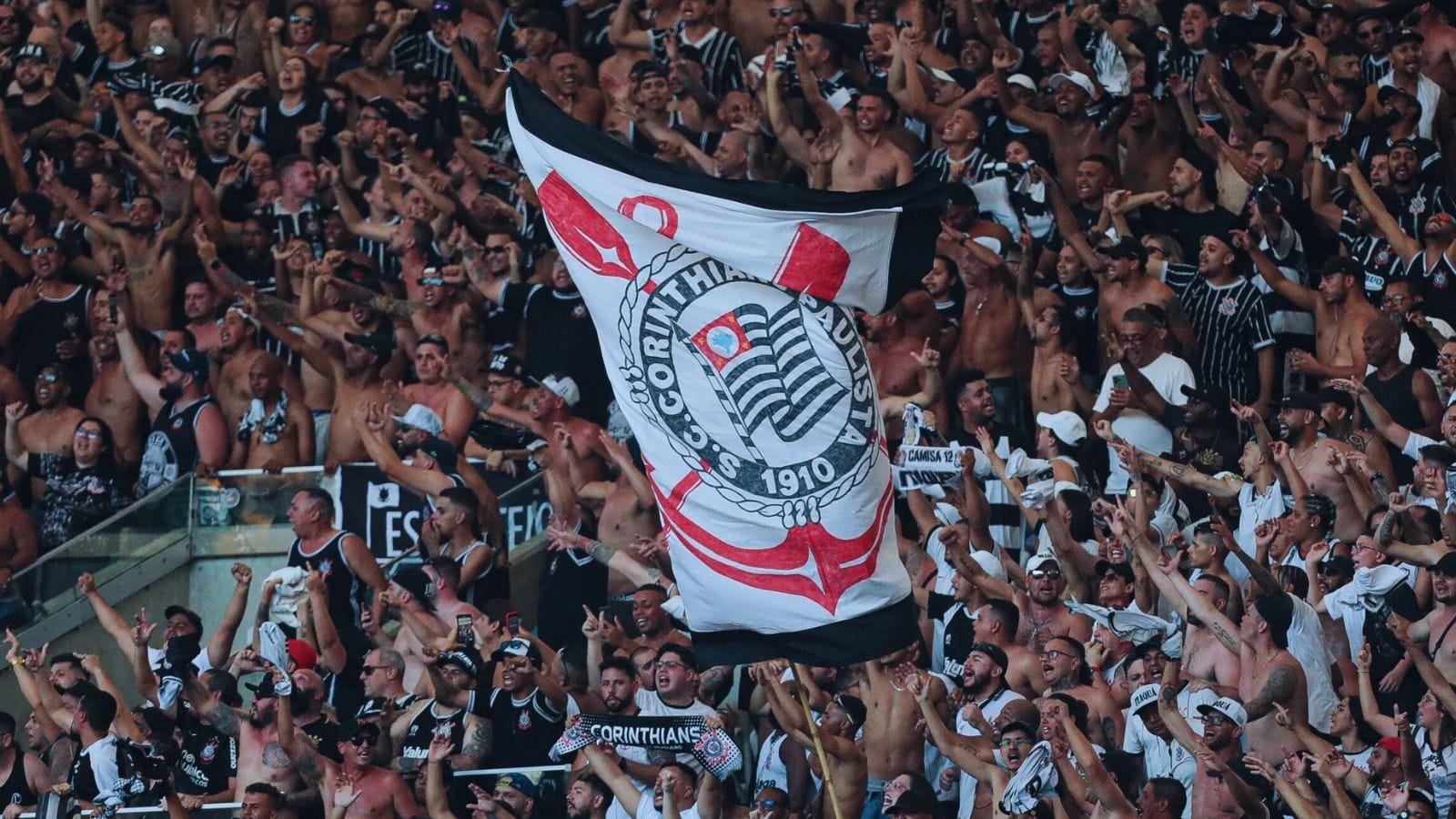 Torcida do Corinthians protesta no Mineirão após derrota para o Cruzeiro