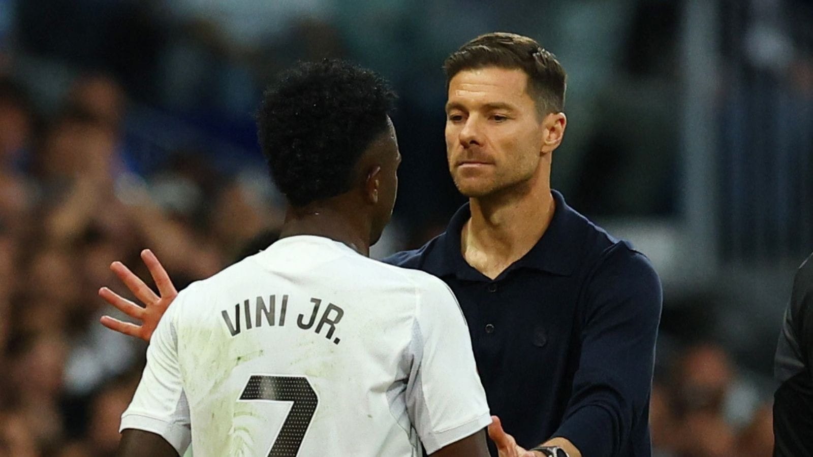 Vini Jr coloca panos quentes após xingar Xabi Alonso contra o Barcelona: "Clássico é assim"