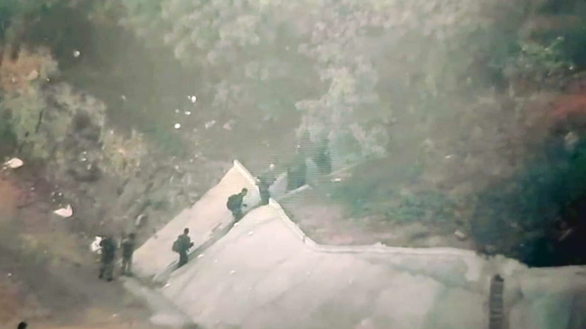 Vídeo mostra fuga de criminosos durante megaoperação contra o Comando Vermelho no RJ