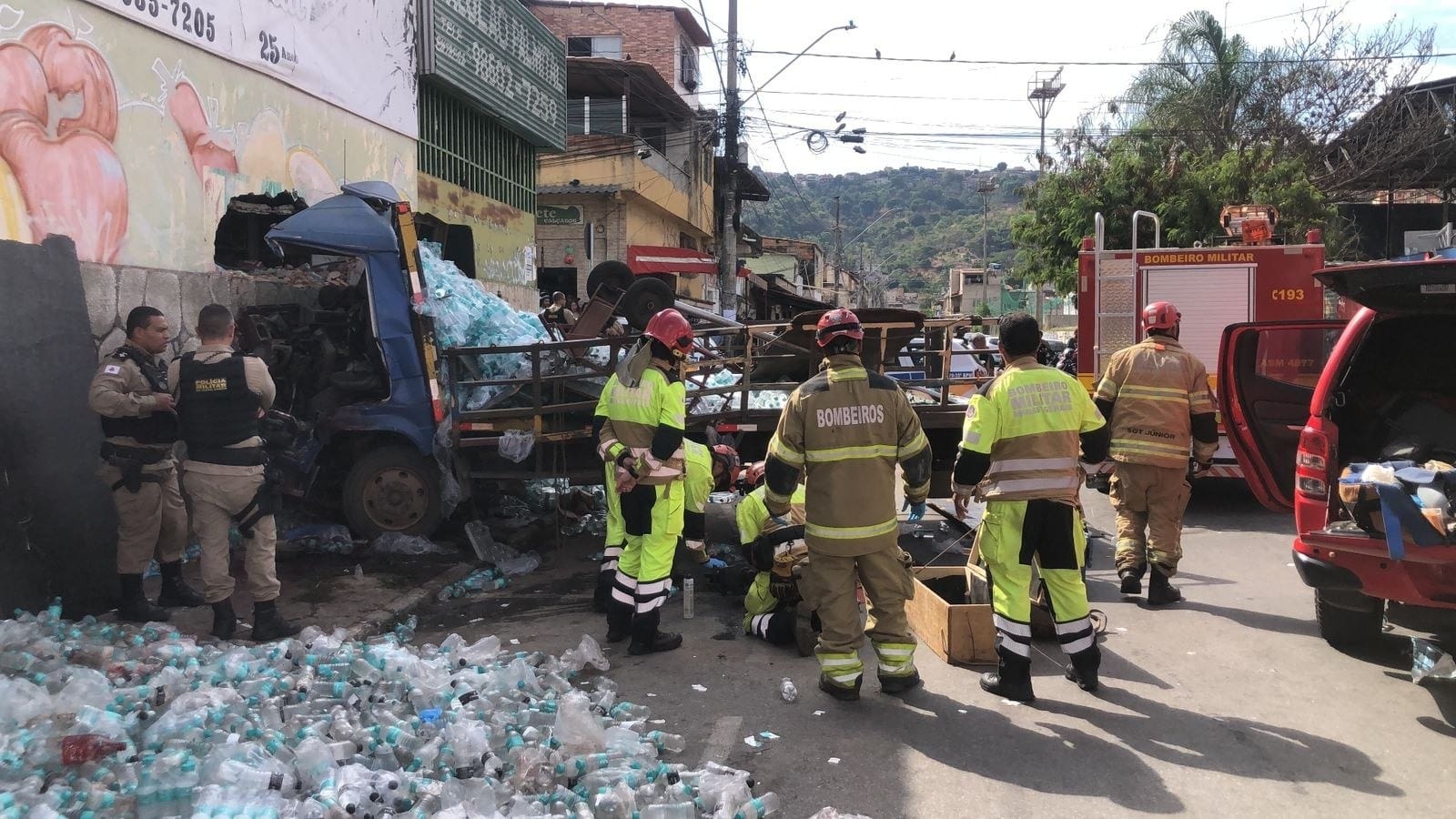 Caminhão desgovernado bate em muro e deixa duas pessoas mortas