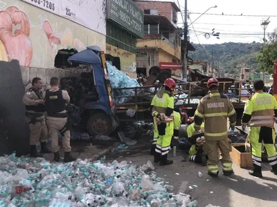 Caminhão desgovernado bate em muro e deixa duas pessoas mortas