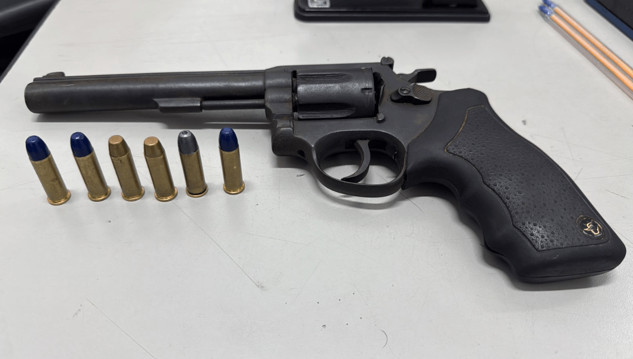 Com o suspeito, foi encontrado um revólver calibre .38, com numeração raspada e seis munições intactas (Foto/Polícia Militar)
