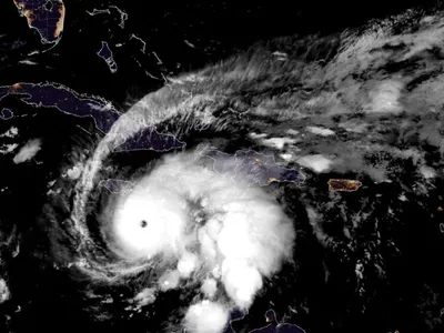 Furacão Melissa atinge Jamaica com ventos de 280 km/h e provoca evacuação em massa