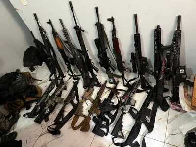 Forças de segurança apreendem armamento pesado durante operação no Rio de Janeiro