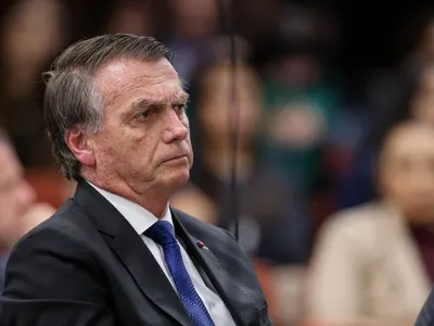 Defesa de Bolsonaro pede revisão criminal e quer absolvição no STF