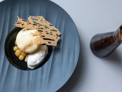 Macaron de curau de milho com gelato de mungunzá e pipoca de dendê | Band Receitas