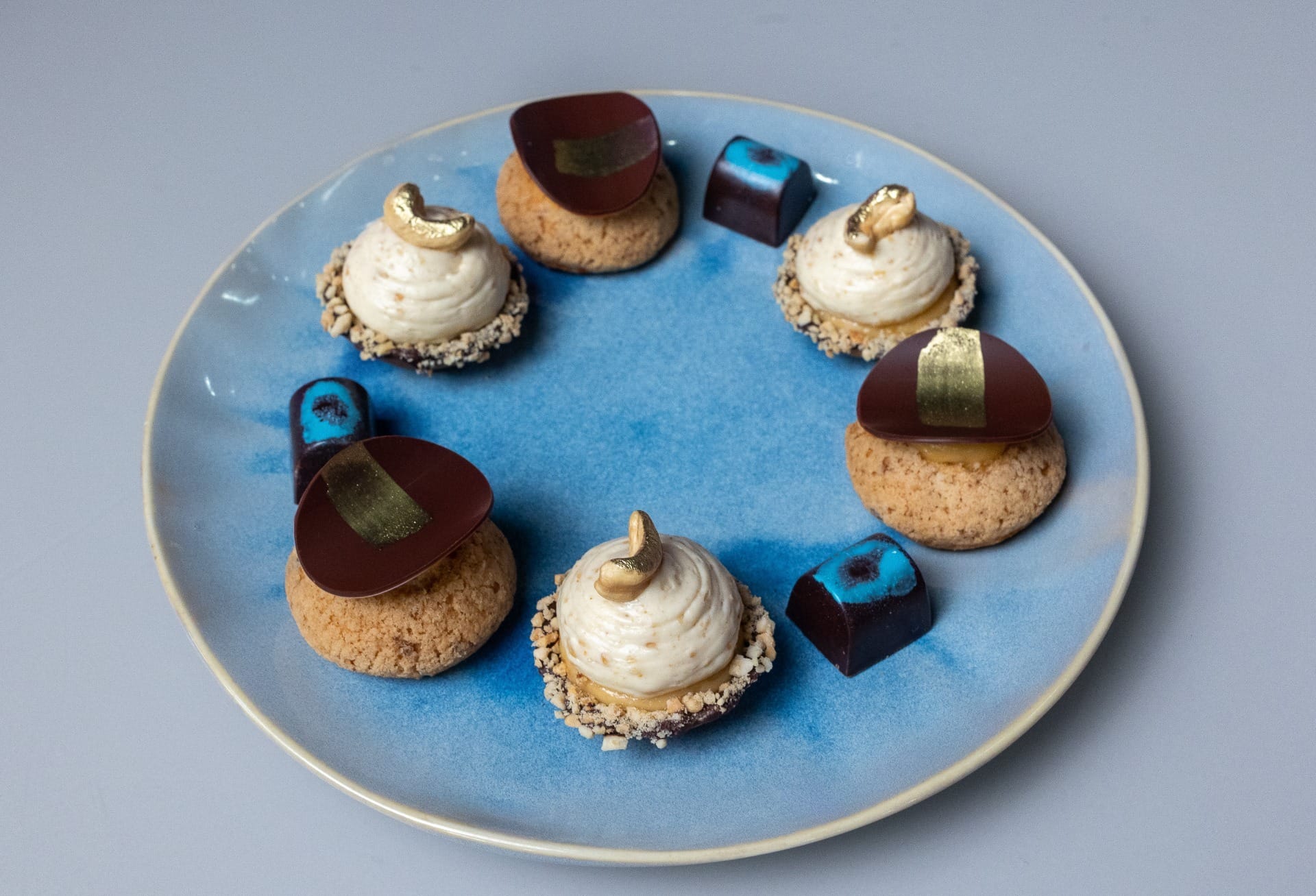 Petit four de cajuzinho | Band Receitas