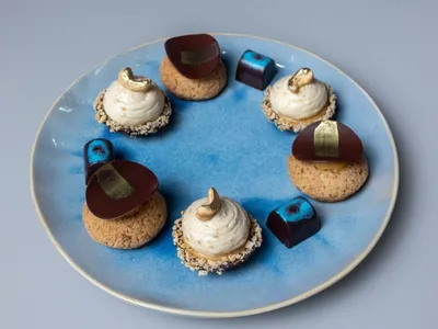 Petit four de cajuzinho | Band Receitas