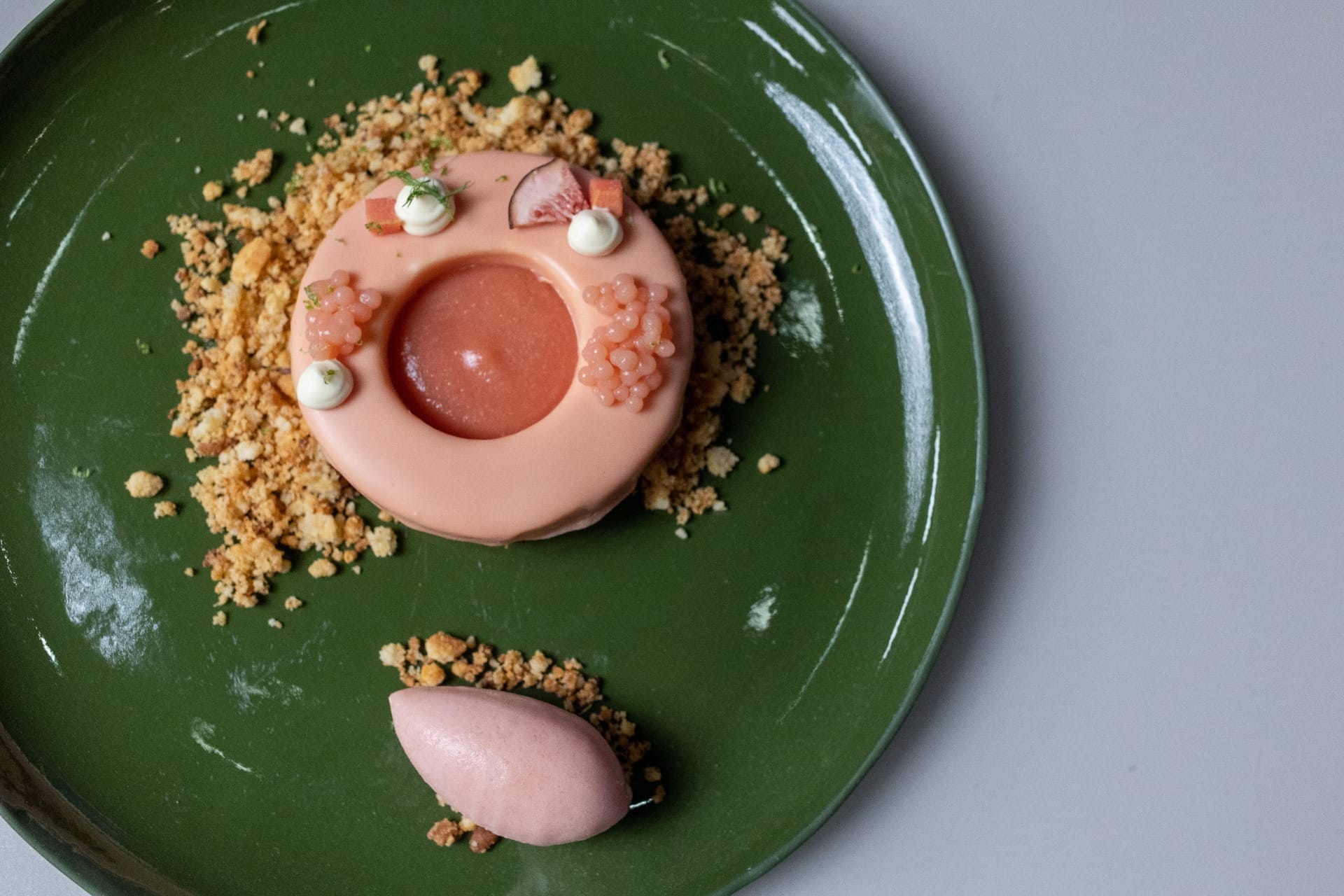 Queijadinha com mousse de queijo e sorbet de goiaba e figo | Band Receitas