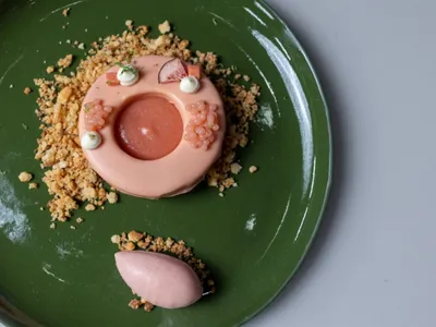 Queijadinha com mousse de queijo e sorbet de goiaba e figo | Band Receitas