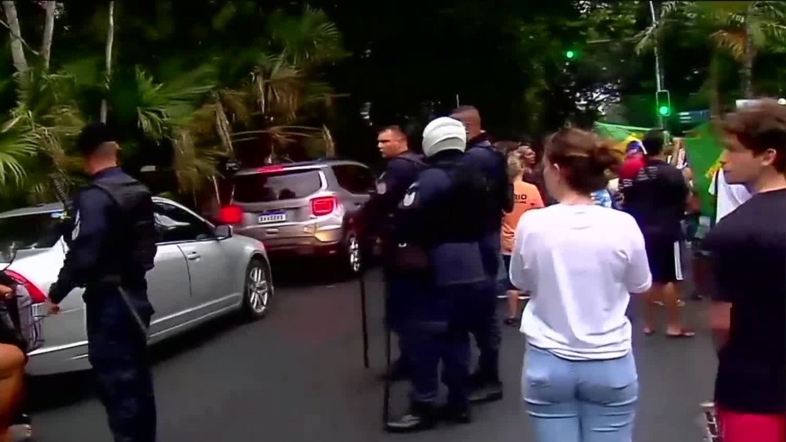 Moradores fazem manifestação no Palácio Guanabara, sede do governo do RJ