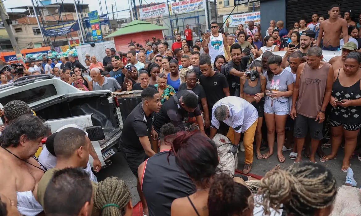 Operação histórica no Rio tem 121 mortos e grande arsenal apreendido