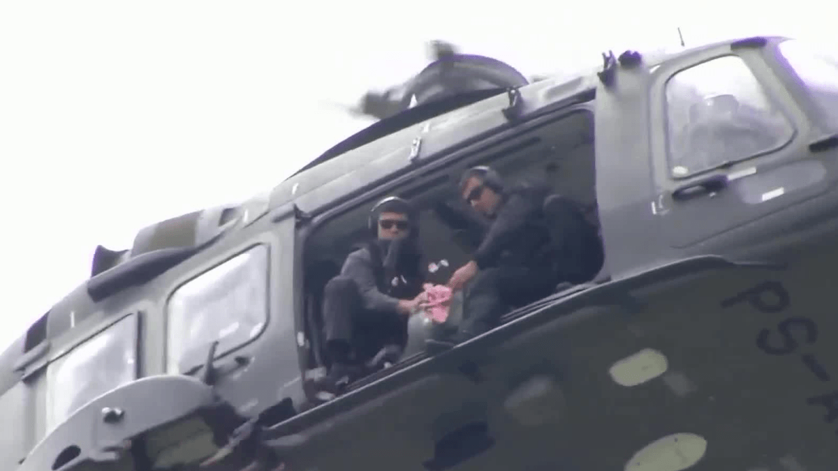 Vídeo: helicóptero da Polícia Civil presta homenagem a agentes mortos em megaoperação no RJ