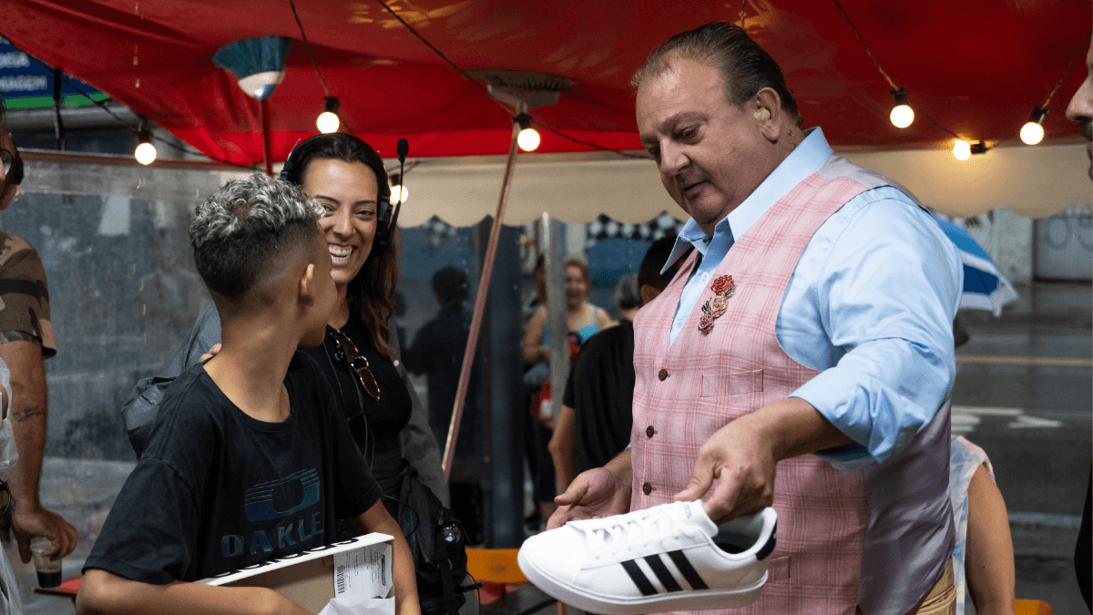 Jacquin se encanta por menino abandonado pela mãe e ajuda a realizar o sonho de ser jogador