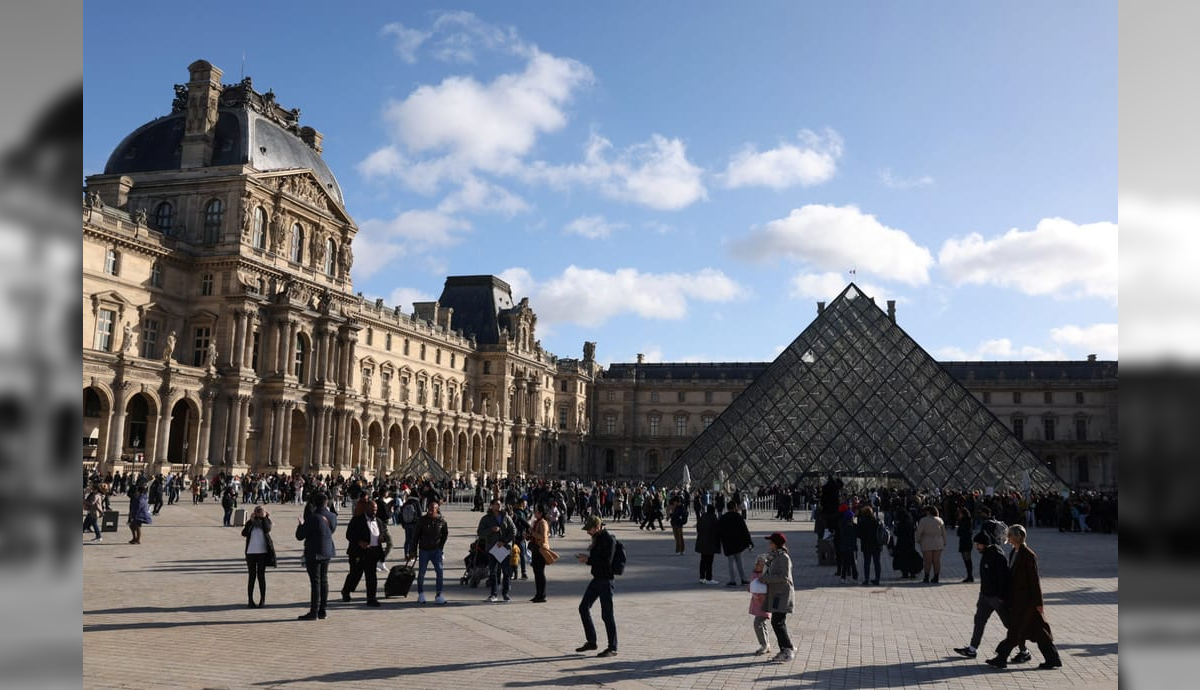 Cinco suspeitos são presos em Paris acusados por roubo milionário no Museu do Louvre 1