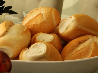 Por que o pão francês fica duro? Química explica
