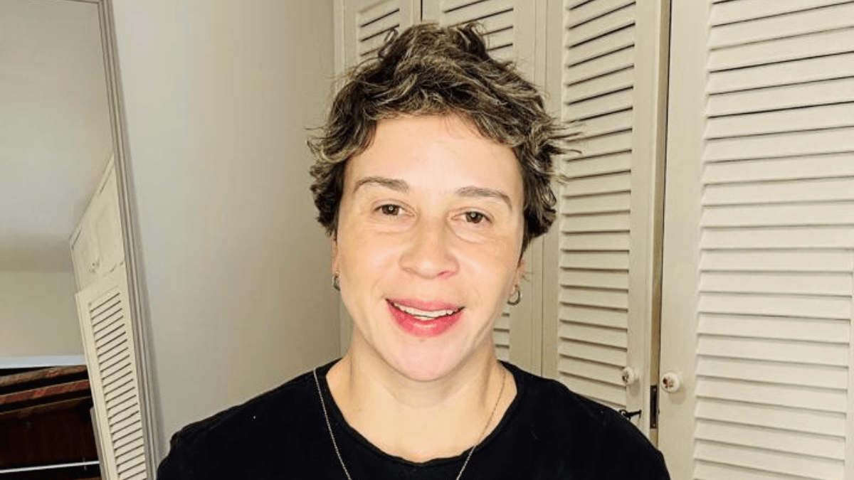 Com tremores fortes, mulher implanta marcapasso cerebral para tratar doença que não é Parkinson