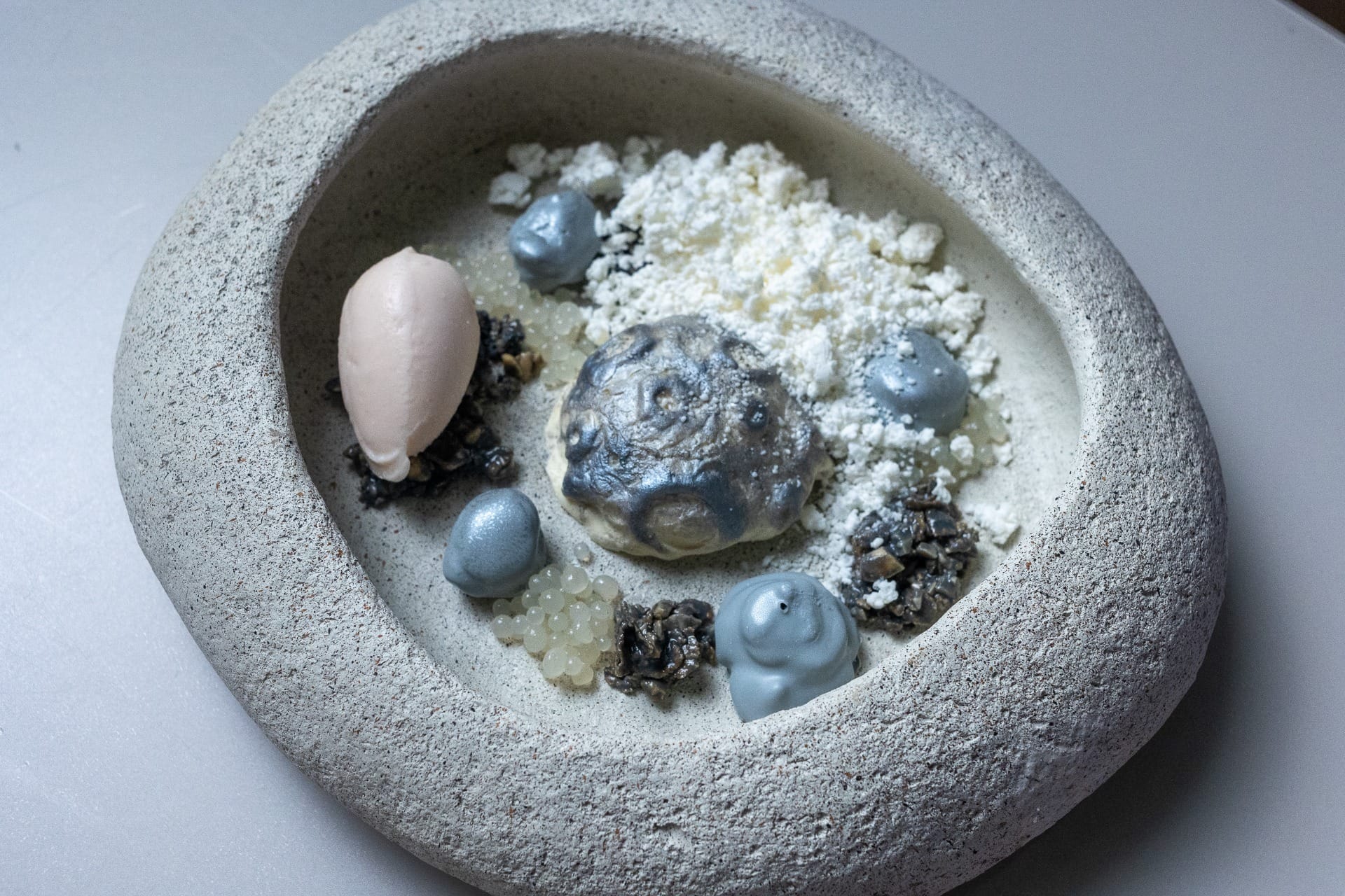 Bombom de chocolate branco, meteoro de maracujá e asteroide crocante de amendoim com creme de coco | Band Receitas
