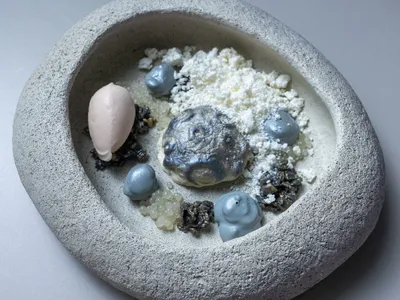 Bombom de chocolate branco, meteoro de maracujá e asteroide crocante de amendoim com creme de coco | Band Receitas