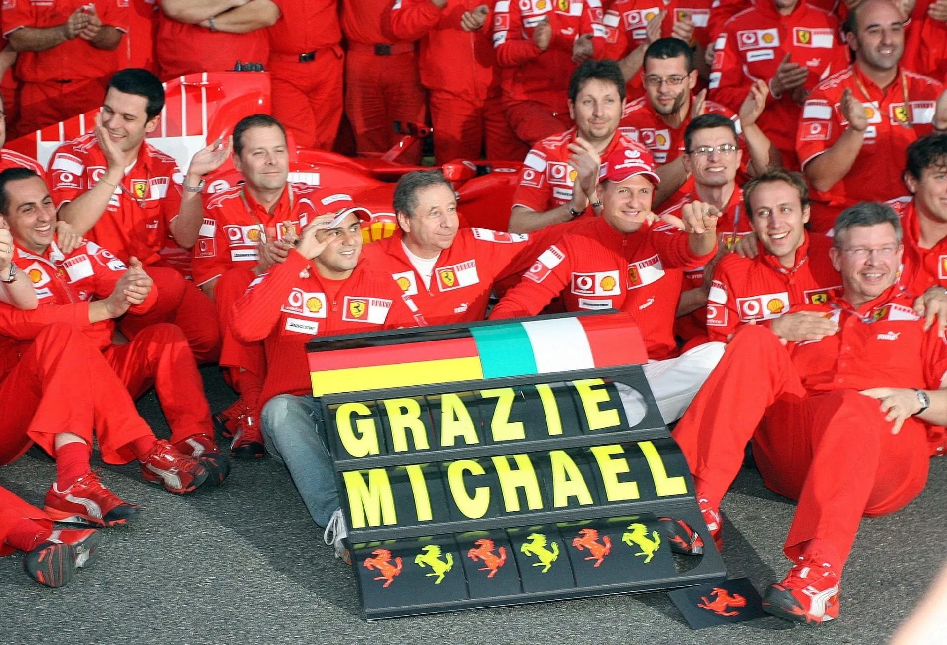 Felipe Massa, Jean Todt (esquerda), Michael Schumacher e Ross Brown em comemoração após GP do Brasil de 2006