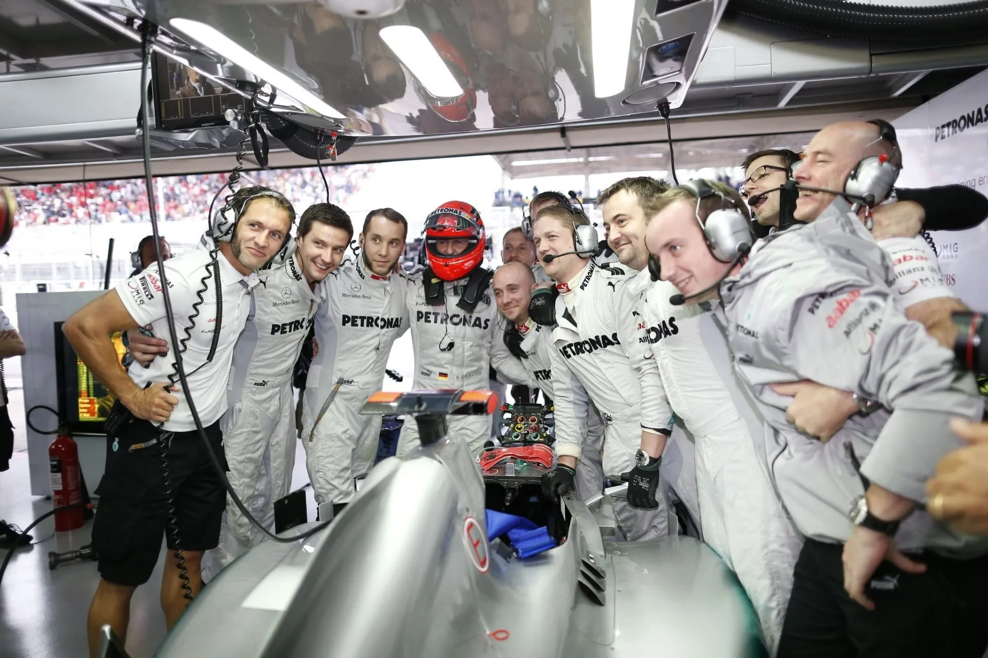 Michael Schumacher tira foto com os mecânicos da Mercedes antes do GP do Brasil de 2012