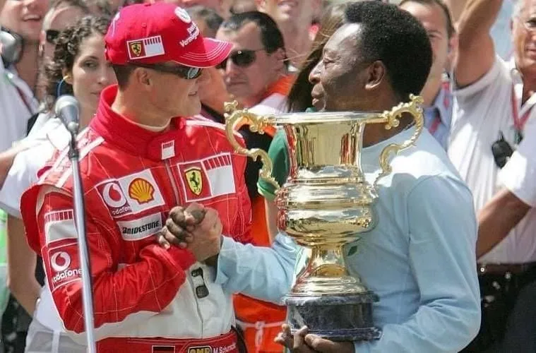 Pelé entrega troféu para Michael Schumacher durante o GP do Brasil de 2006