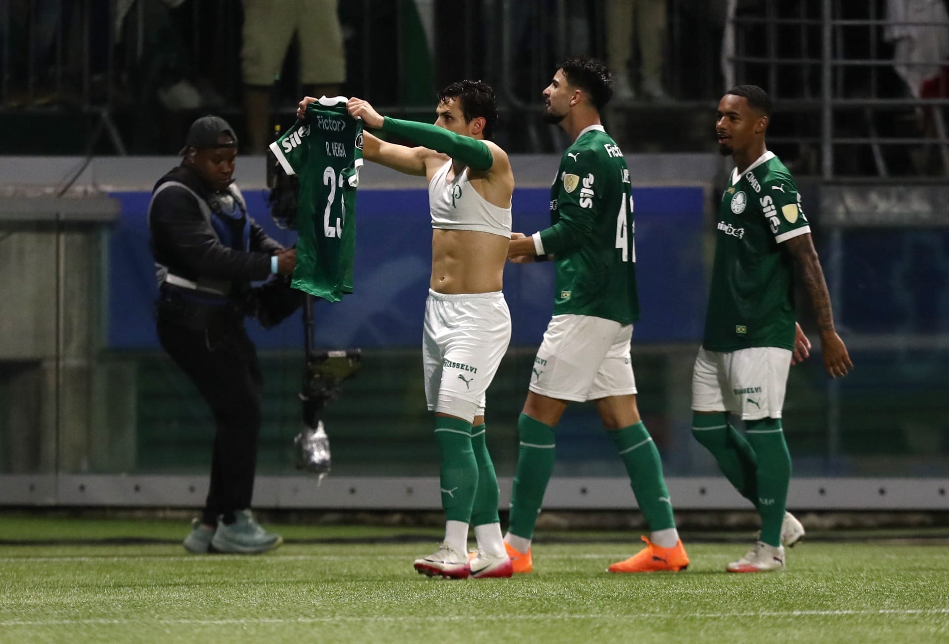 Em temporada difícil, Veiga brilha e decreta: "Sempre vou dar a cara a tapa"