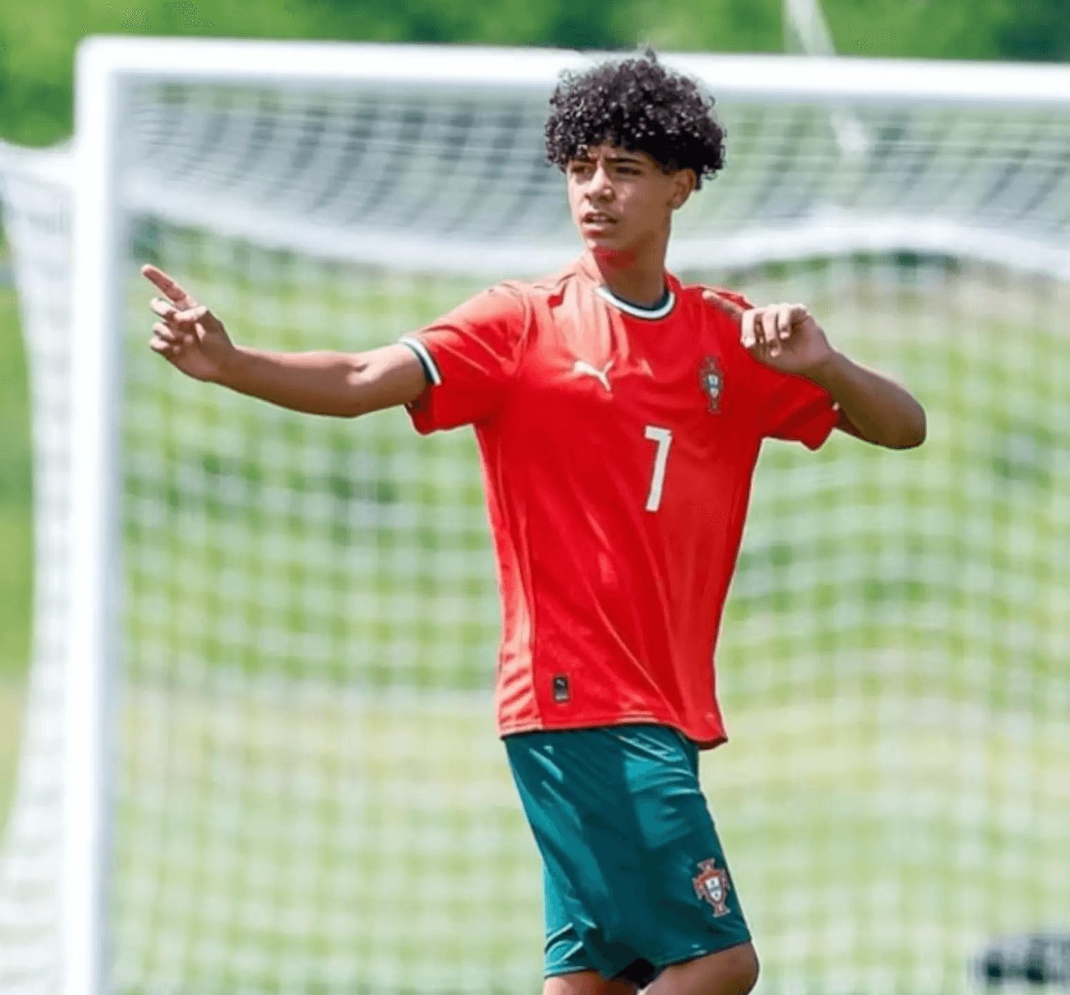 Após gol de Cristiano Ronaldo Jr. no sub-16,  jornal compara: "Lembra o pai"