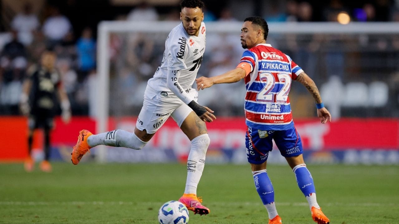 Em retorno, Neymar participa de gol do Santos e quase decide com "paradinha"