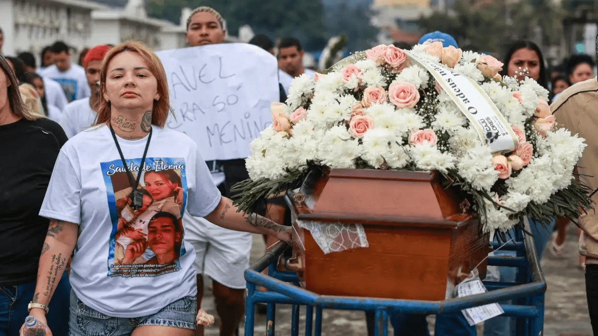 Últimos corpos de mortos em megaoperação no Rio deixam o IML